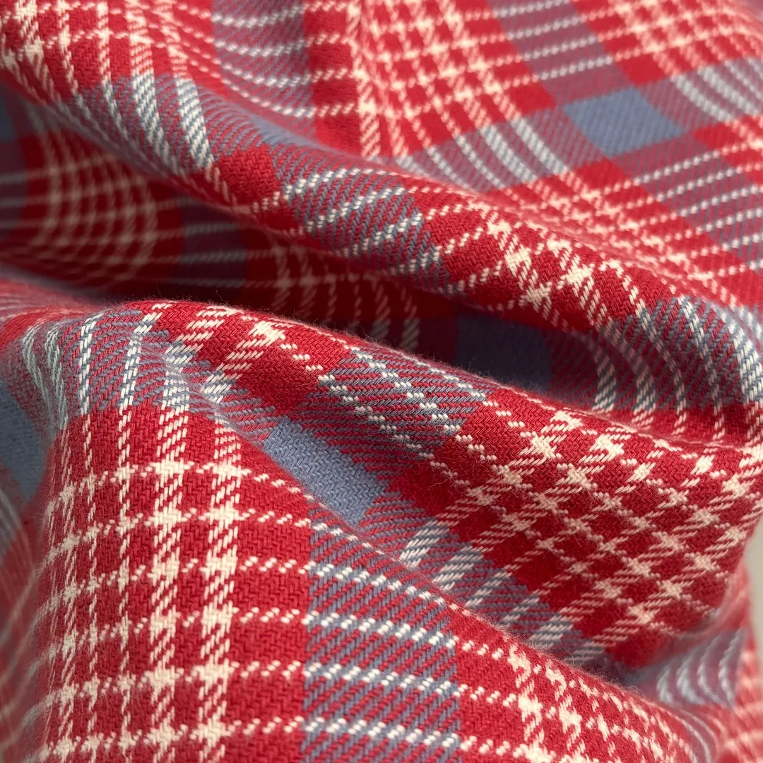 P280 Ralph Lauren/Ralph Lauren brushed pure cotton plaid shirt is made of 100% pure cotton material. The cotton fiber is naturally mild and non-irritating to the skin. It is suitable for people of all skin types. It is then treated with a sanding process. The fluff can effectively lock the air and form a heat insulation layer to enhance the thermal insulation performance of the fabric. It is endowed with reactive printing and dyeing through high-density weaving. The color is bright and the sanding process makes the surface of the fabric more wear-resistant and less prone to fading and pilling. Loose fit and three-dimensional upper body with smooth and natural lines. From the shoulder line to the waist line to the hem, the line transition is smooth without unnecessary folds or accumulation. The whole body is neat and stretched. The chest is embellished with the iconic pony embroidery. It is simple but highly recognizable. The color transition of the embroidery thread is natural. The stitches are even and consistent in size. The stitches can also be connected naturally. The lines are smooth and not stiff. Size: S M L XL